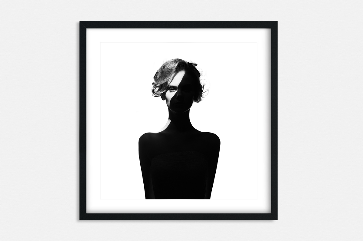 Plakat - Kobieta w cieniu - fototapeta.shop