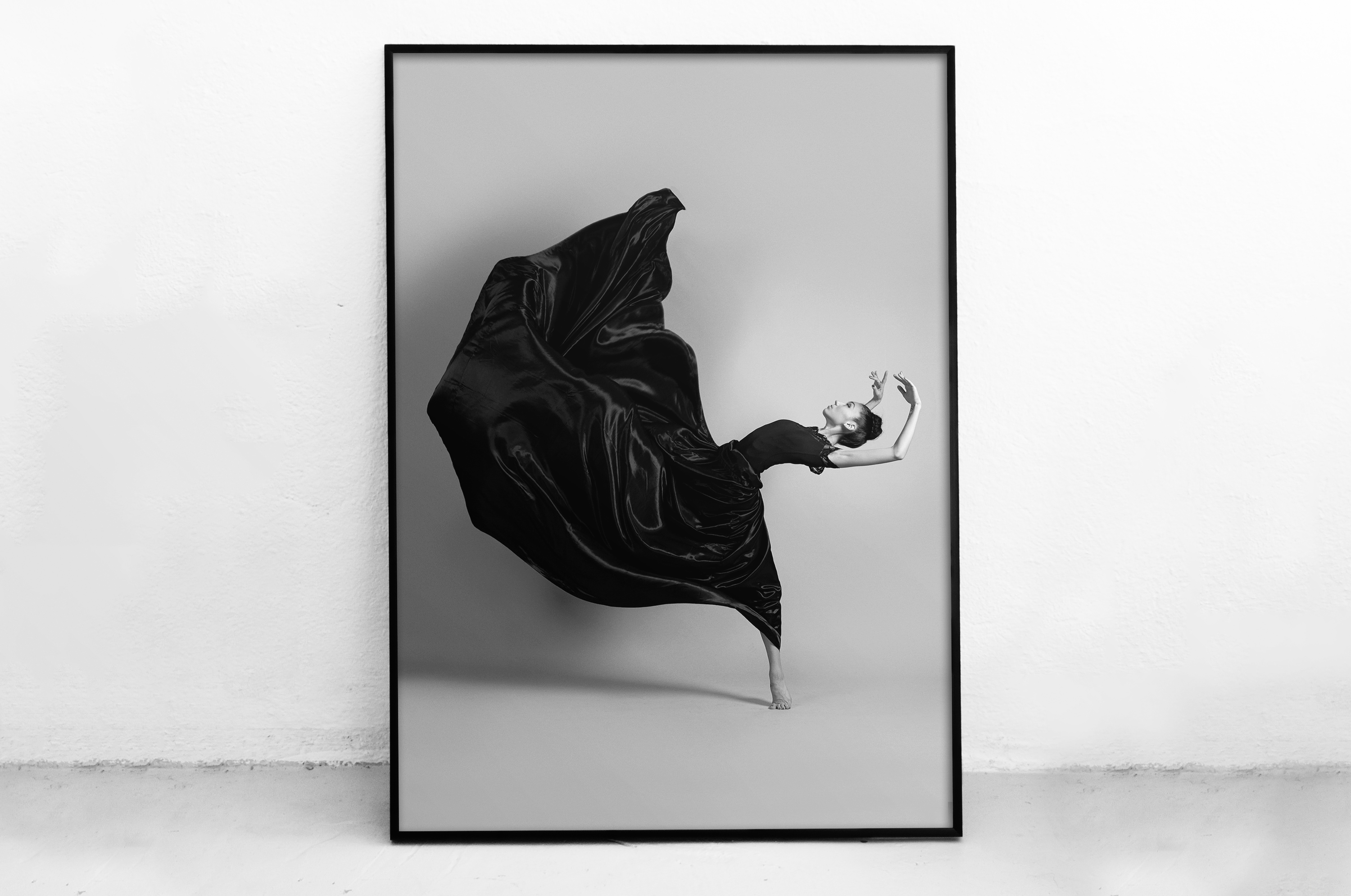 Plakat - Tańcząca w czarnej sukni - fototapeta.shop