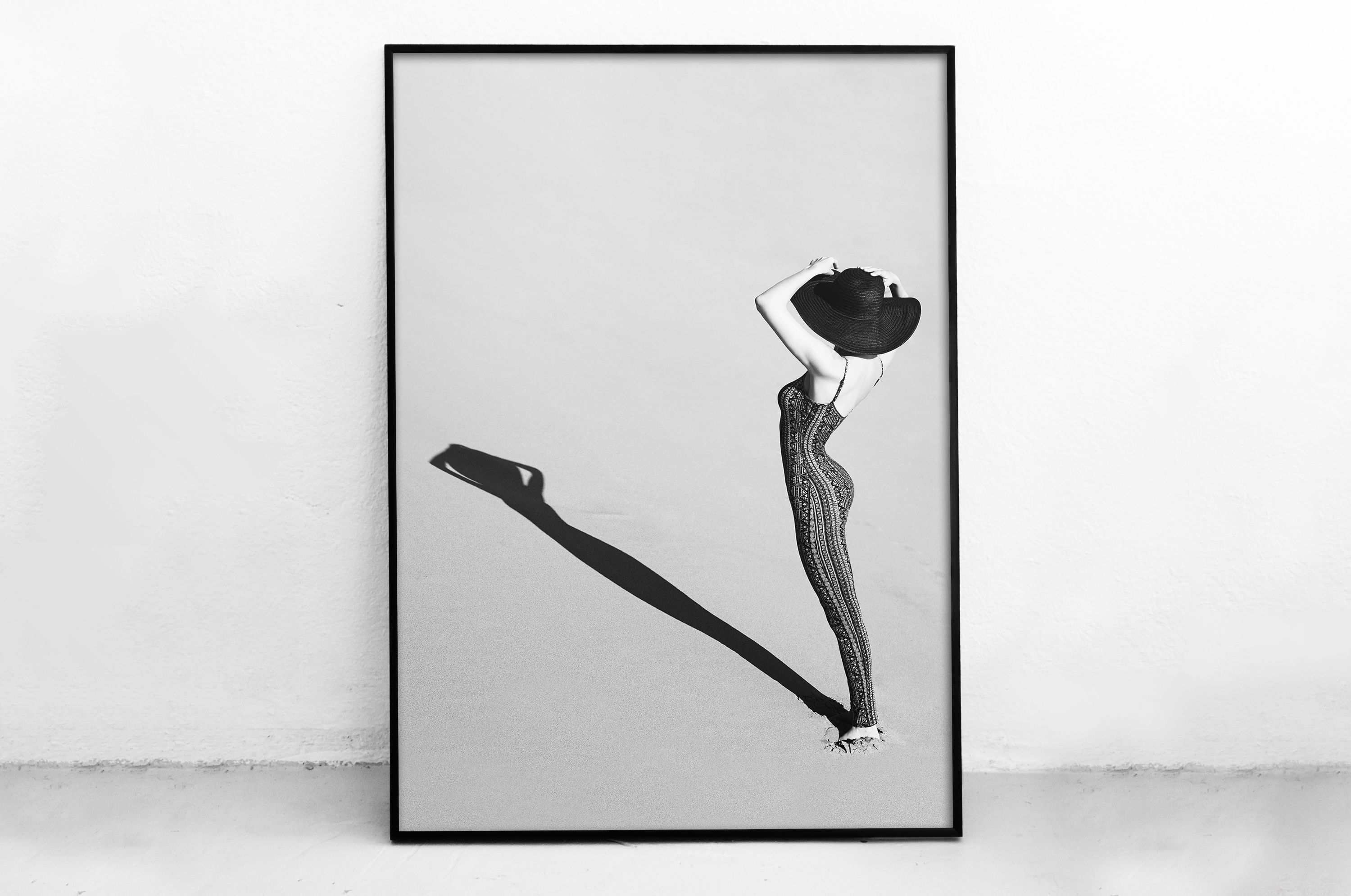 Plakat - Samotna kobieta na plaży - fototapeta.shop